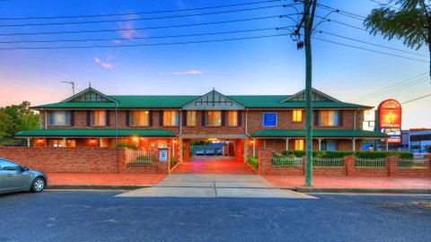 Endeavour Court Motor Inn - Sydneys Hotel 0