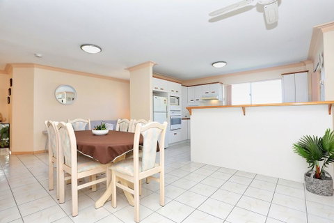 Enjoy Sunsets And Waterviews From Your Private Balcony - Sydneys Hotel 2