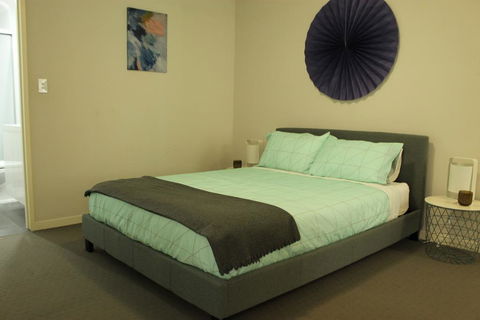 Enjoyable Holiday Home For Group Six - Sydneys Hotel 1