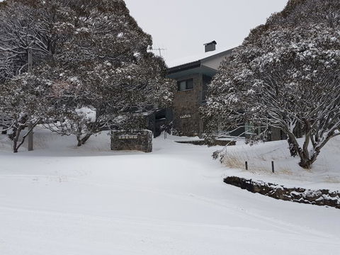 Eremo Lodge 1 - Sydneys Hotel 0