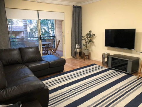 Escape To Strathfield For 8 Guests - Sydneys Hotel 0