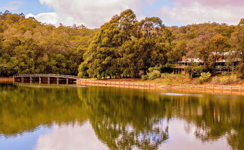 Evedon Lakeside Retreat - Sydneys Hotel 2