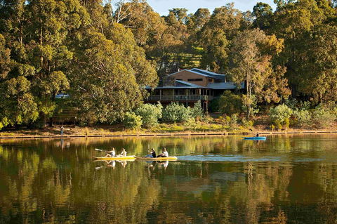 Evedon Lakeside Retreat - Sydneys Hotel 0