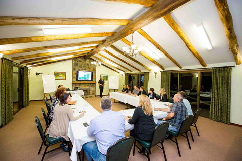 Evedon Lakeside Retreat - Sydneys Hotel 3
