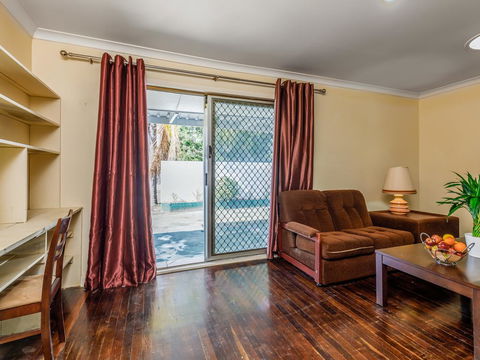 Exclusive Handy Holiday House - Sydneys Hotel 1