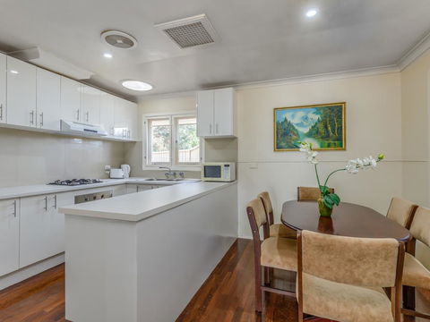 Exclusive Handy Holiday House - Sydneys Hotel 3