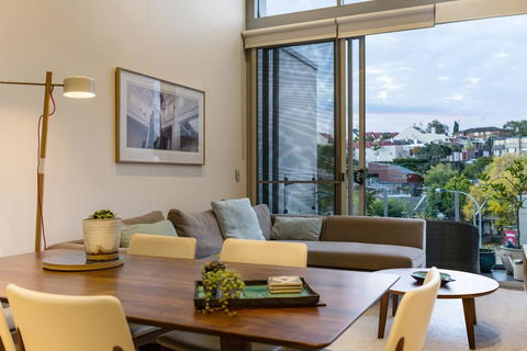 Explore Sydney From A Peaceful Modern Apartment - Sydneys Hotel 0