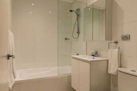 Explore Sydney From A Peaceful Modern Apartment - Sydneys Hotel 3