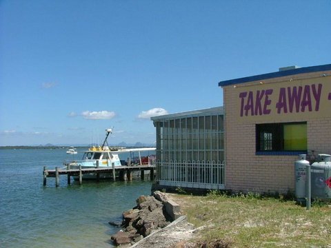 Fabulously Presented Family Retreat On Bribie Island - Sydneys Hotel 2