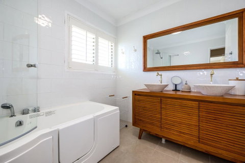 Fabulously Presented Family Retreat On Bribie Island - Sydneys Hotel 3