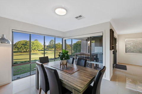 Fairway Village @ Windaroo Lakes Golf Club - Sydneys Hotel 0