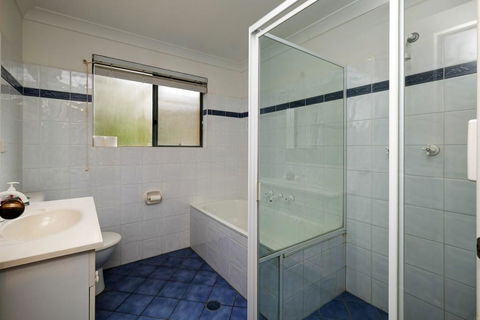 FAR SHORE - Sydneys Hotel 3