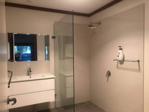 GRAPE JUICE STUDIOs 4km To Town And Surfers Point - Sydneys Hotel 2