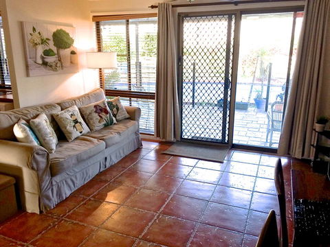 Great For Families.Pool & Kitchen - Sydneys Hotel 2