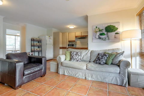 Great For Families.Pool & Kitchen - Sydneys Hotel 1
