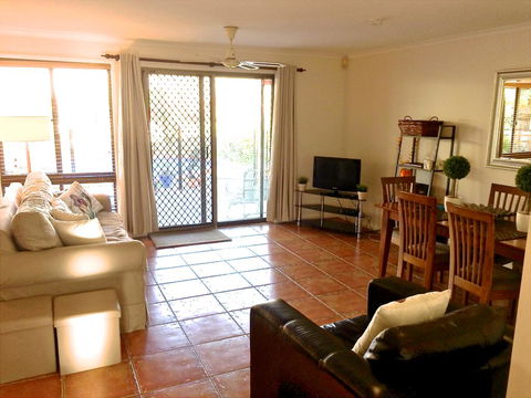 Great For Families.Pool & Kitchen - Sydneys Hotel 3