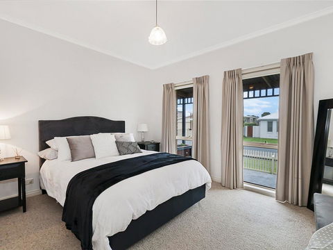 GUILDFORD COTTAGE - Sydneys Hotel 0