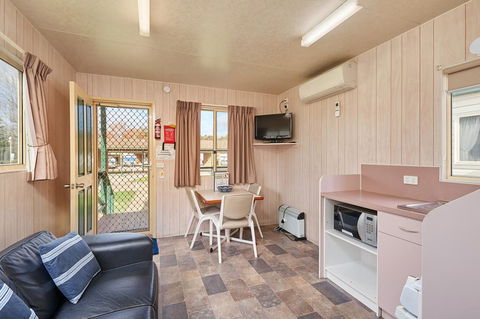 Gundagai Cabins & Tourist Park - Sydneys Hotel 2