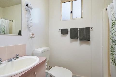 Gundagai Cabins & Tourist Park - Sydneys Hotel 3