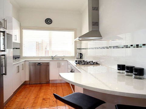 Hidden Gem In Cafe Strip! Chadstone + King Bed - Sydneys Hotel 1