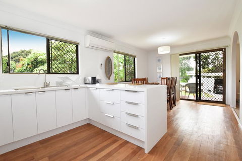 Holiday House - Sydneys Hotel 1