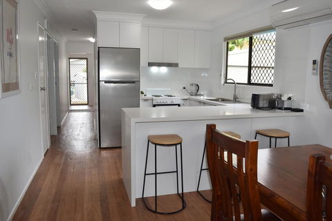 Holiday House - Sydneys Hotel 2