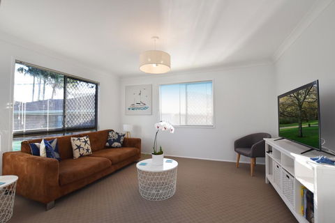 Holiday House - Sydneys Hotel 3