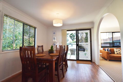Holiday House - Sydneys Hotel 0