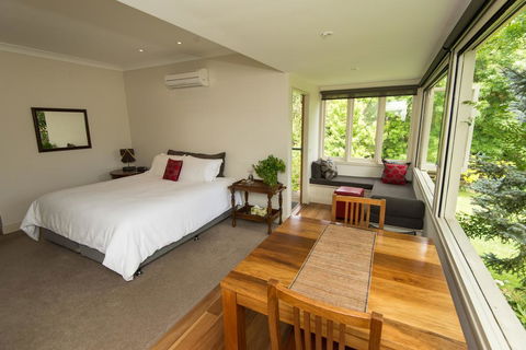 Hollyhock - Sydneys Hotel 0