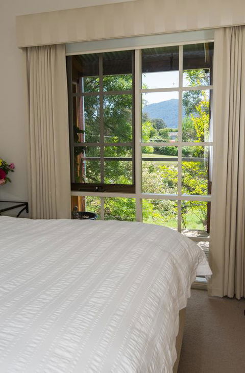 Hollyhock - Sydneys Hotel 3