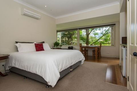Hollyhock - Sydneys Hotel 2