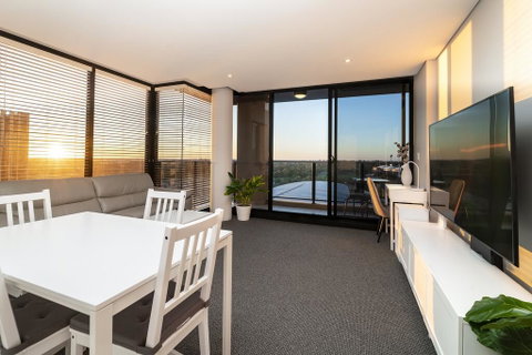 Horizons 1402 - Sydneys Hotel 0