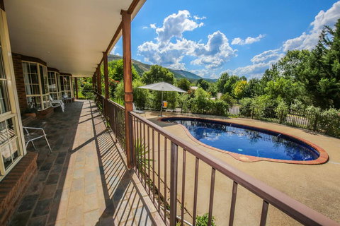 James Close - Sydneys Hotel 0