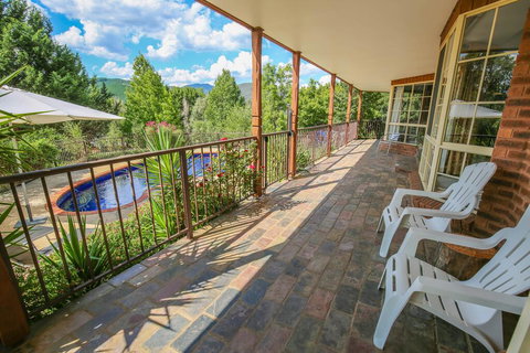 James Close - Sydneys Hotel 1