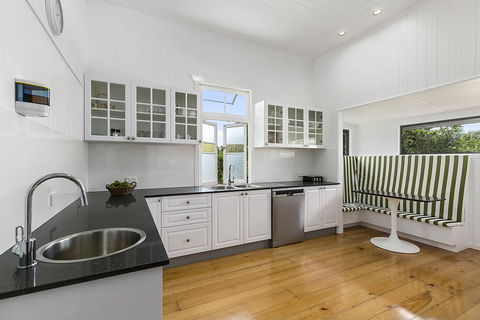 Kenilworth Boutique Accommodation - Sydneys Hotel 0