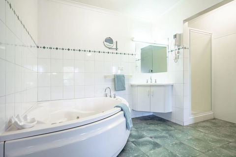 Kerang Valley Resort - Sydneys Hotel 2