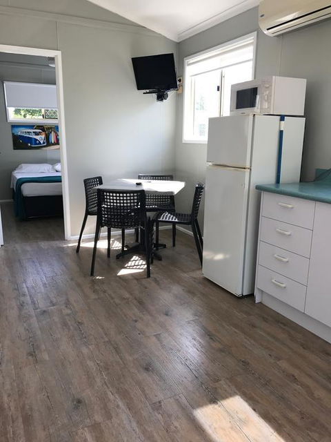 Kingfisher Caravan Park - Sydneys Hotel 1
