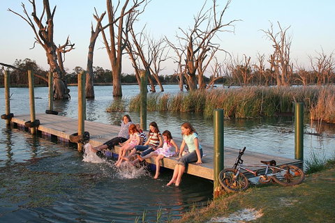 Kingston-on-Murray Caravan Park - Sydneys Hotel 0