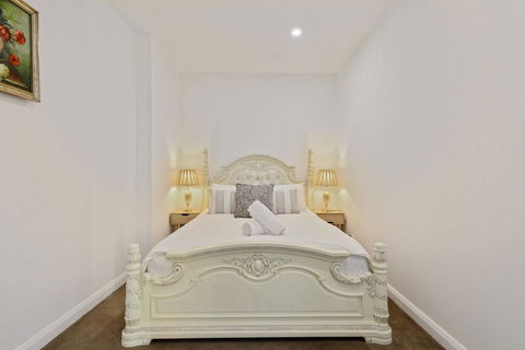 KOZYGURU Belrose Modern Designer 2 Bed + FREE Parking - Sydneys Hotel 2