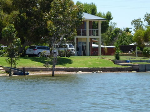 Lake Boga Waterfront Holiday House - Sydneys Hotel 0