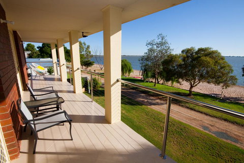 Lake Boga Waterfront Holiday House - Sydneys Hotel 1