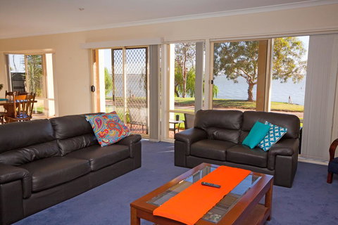Lake Boga Waterfront Holiday House - Sydneys Hotel 2