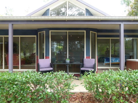 Lake Russell Lakeside Retreat - Sydneys Hotel 2