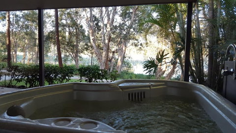 Lake Russell Lakeside Retreat - Sydneys Hotel 0