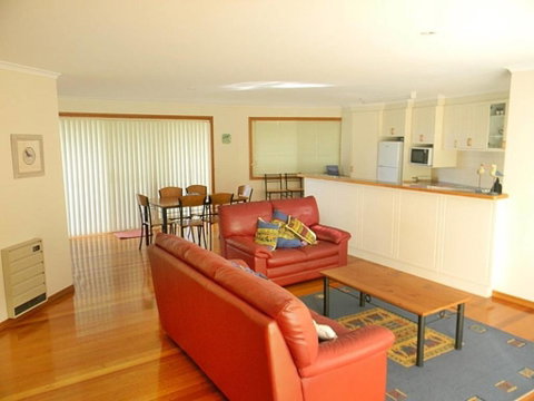 LAKESIDE2 - Sydneys Hotel 2