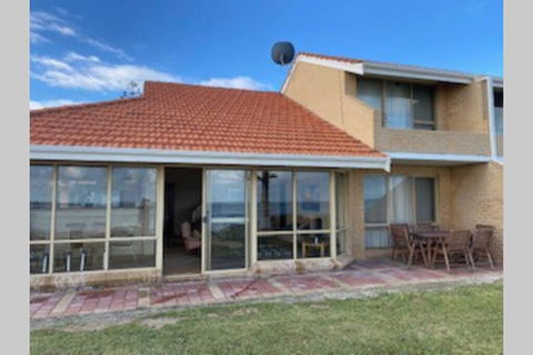 Lands Edge - Sydneys Hotel 1