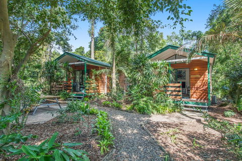 Landsborough Pines Caravan Park - Sydneys Hotel 0
