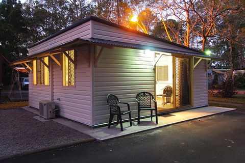 Landsborough Pines Caravan Park - Sydneys Hotel 2