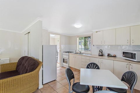 Landsborough Pines Caravan Park - Sydneys Hotel 1