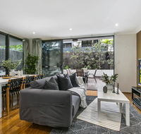 Large unit amid inner-city greenery close to CBD - Sydneys Hotel